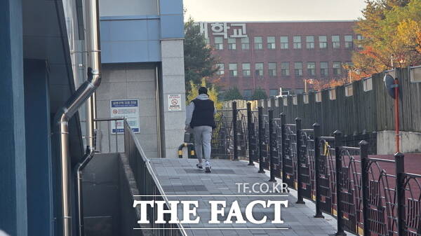 2026학년도 대학수학능력시험이 치러지는 13일 오전 대전 대덕구 중리동 동대전고등학교에서 한 수험생이 도시락을 두고 고사장에 입실해 해당 수험생의 학부모가 부랴부랴 도시락을 전해주러 가고 있는 모습이다. /정예준 기자