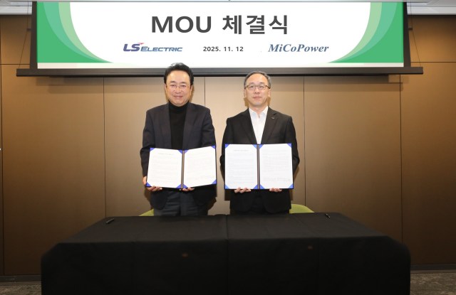 LS일렉트릭은 지난 12일 LS용산타워에서 SOFC·SOEC 발전설비 LS 자동화 솔루션 적용 및 기술·사업협력 MOU를 체결했다. 사진은 이상준 LS일렉트릭 자동화CIC 최고운영책임자(오른쪽)와 하태형 미코파워 대표이사(왼쪽)가 MOU 체결 이후 기념촬영을 하는 모습. /LS일렉트릭