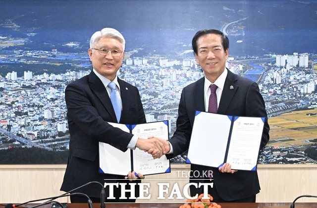 구인모(오른쪽) 거창군수와 고성균 한국승강기안전공단 이사장 지방살리기 상생 자매결연 협약 후 악수를 나누고 있다. /거창군