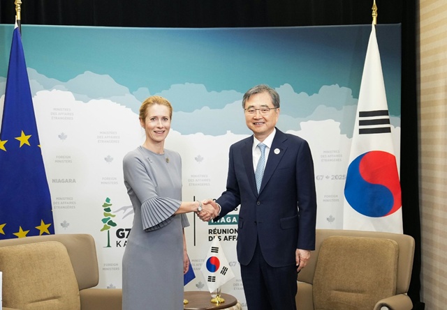 조현 외교부 장관(오른쪽)은 12일(현지시간) 카야 칼라스 EU 외교안보 고위대표와 첫 회담을 가졌다. /외교부