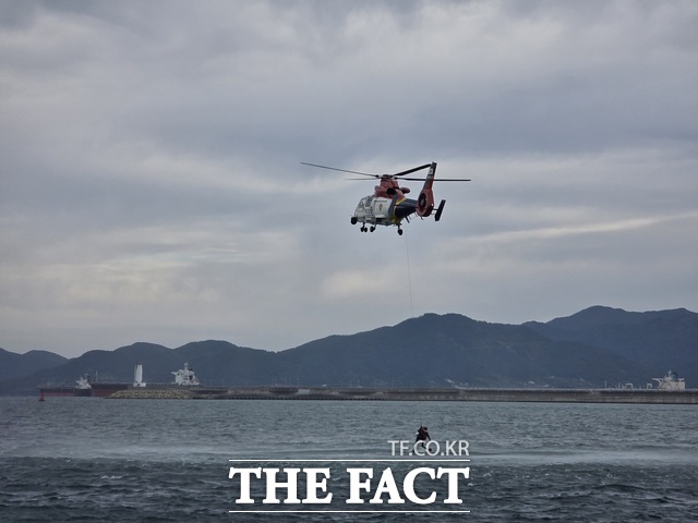 12일 여수 해상에서 해양경찰 구조 헬기가 호이스트를 이용 익수자 구조 장면을 시연하고 있다. /여수해양경찰서