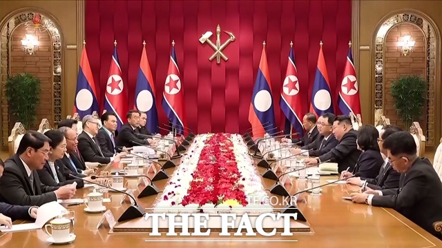 북한이 지난 12일 라오스와 외교장관 회담을 열고 양국 친선 발전에 대해 논의했다. 사진은 지난달 7일 김정은 북한 국무위원장이 노동당 창건 80주년 경축 행사 참석을 위해 북한을 찾은 통룬 시술릿 라오스 국가주석과 양자 회담을 했던 모습이다. /뉴시스