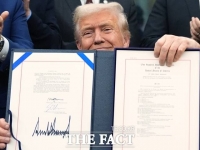  트럼프, 美 의회 통과 예산안 서명…역대 최장 43일 셧다운 종료