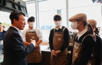  김민석, 자립준비 청년 카페 격려…'좋은 정책 모델 확산 노력'