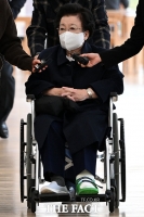  휠체어 타고 특검 출석하는 이배용 전 국교위원장 [포토]