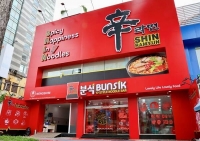  'K-라면' 본격 공략 나선 농심…글로벌 시장에 1조원 넘게 투자