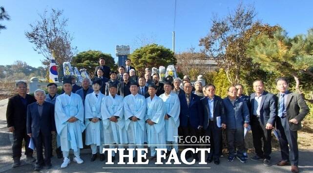 충남 부여군 은산면은 지난 12일 독립투사 검추 박영희 장군을 기리는 추모제를 연 가운데 관계자들이 기념촬영을 하고 있다. /부여군