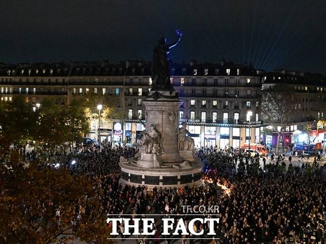 사망자 130명과 부상자 수백 명을 남긴 2015년 11월 프랑스 파리 연쇄 테러 10주기를 맞아 13일(현지시간) 파리 곳곳에서 추모식이 엄수됐다. 사진은 이날 프랑스 파리 공화국광장에 모인 시민들. /AP.뉴시스