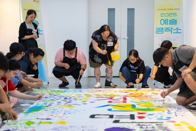 호반문화재단은 문화 소외계층을 대상으로 올 한 해 진행한 문화·예술 지원 사업 2025 예술공작소를 성황리에 마쳤다고 14일 밝혔다. 사진은 예술공작소 참가자들이 정은혜 작가 수업에서 그림 그리기 실습을 하고 있는 모습. /호반그룹