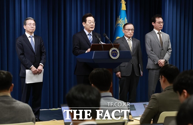 이재명 대통령이 14일 서울 용산 대통령실에서 한·미 간 관세·안보 합의를 문서화하는 조인트 팩트시트(JFS·합동설명자료) 관련 발표를 하고 있다. /뉴시스