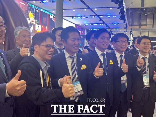 정청래 더불어민주당 대표(가운데)가 14일 부산 해운대구 벡스코 컨벤션센터에서 열린 2025 G-STAR 현장에서 게임업계 관계자들과 만나 사진촬영을 하고 있다. /김시형 기자