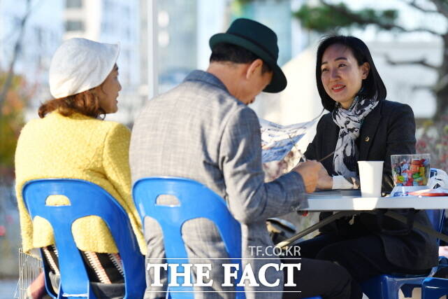 김효숙 세종시의회 부의장이 13일 나성동 행복누림터 앞에서 ‘찾아가는 파라솔’ 현장 소통 행사를 열고 있다. /김효숙 의원