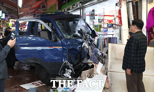 13일 오전 경기 부천시 오정구 제일시장에서 A 씨가 몰던 1톤 트럭이 시장 인도로 돌진하는 사고가 발생했다. /인천일보