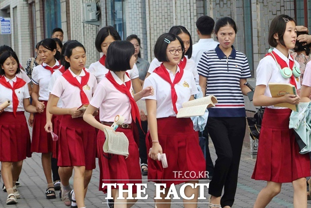 최근 중국 소셜네트워크서비스(SNS) 샤오홍슈에는 북한 내부의 생활상을 담은 영상들이 연이어 올라오고 있다. 지난 8월 28일 북한 평양 시내에서 학생들이 이야기를 나누며 걸어가고 있다. /뉴시스