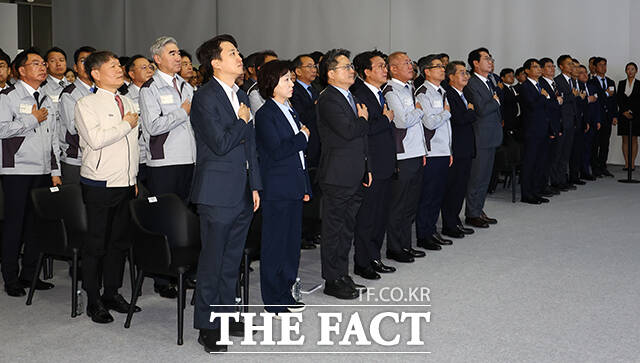 김민석 국무총리와 정의선 현대차그룹 회장을 비롯한 내빈들이 기아 화성 EVO 플랜트 East 준공식 & West 기공식에서 국민의례를 하고 있다. /청사사진기자단