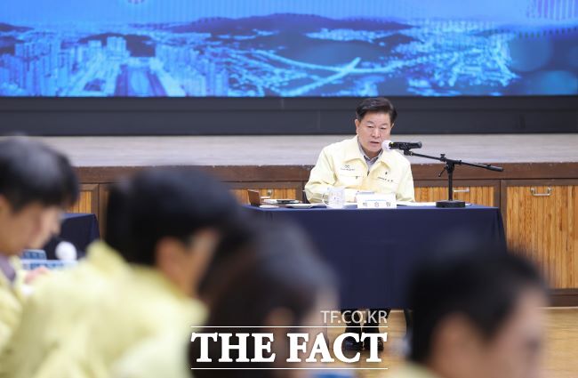 박승원 광명시장이 2025~2026년 겨울철 자연재난(대설·한파) 종합대책 보고회를 주재하고 있다. /광명시