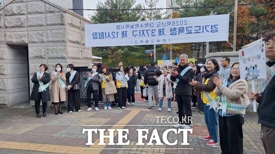 지난 13일 남양주시 호평동의 한 시험장에서 대학수학능력시험을 마친 학생들을 향해 남양주시 청소년상담복지센터를 비롯한 관계기관 관계자들이 박수를 치며 응원의 말을 건네고 있다. /남양주시