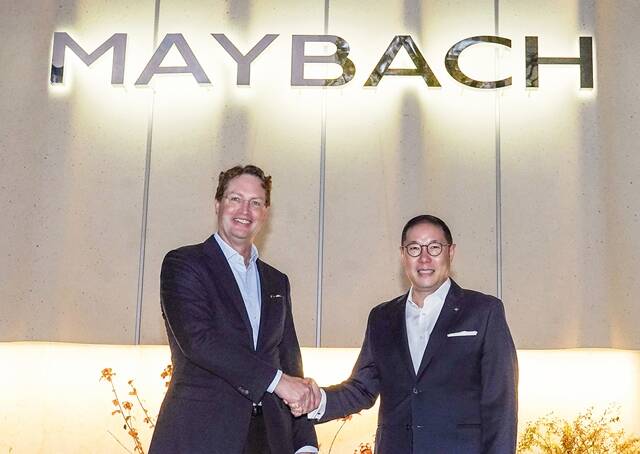 조현상 HS효성 부회장이 지난 13일 서울 강남구 압구정 마이바흐 브랜드센터 서울에서 올라 칼레니우스 메르세데스-벤츠 회장과 만나 악수하고 있다. /HS효성