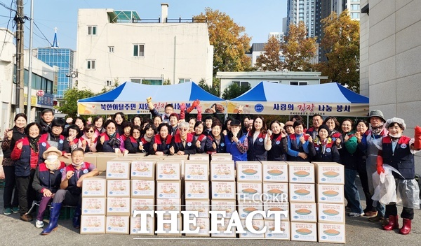 한국자유총연맹 대전 서구지회가 13일 용문동 선창교회에서 북한이탈주민과 소외계층 150여 가구를 위한 김장 나눔 행사를 개최했다. /대전 서구