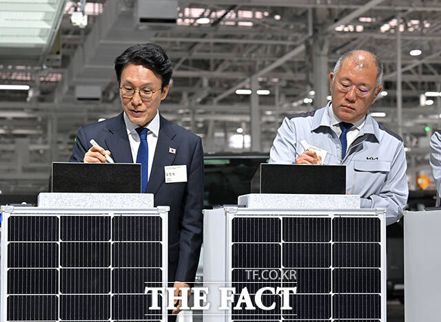 김민석 국무총리(왼쪽)와 정의선 현대차그룹 회장이 기념 세리머니로 표시석에 서명을 하고 있다. /청사사진기자단