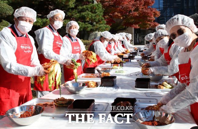 안양시와 해남군의 김장김치 나눔행사 진행 모습. /안양시