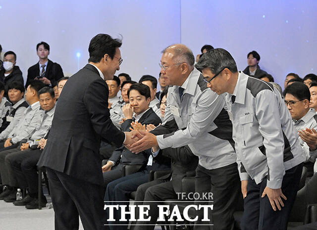 김민석 국무총리가 14일 오전 경기도 화성에서 열린 기아 화성 EVO 플랜트 East준공식 및 West기공식에서 축사를 마친뒤 정의선 현대차그룹 회장과 악수하고 있다. /청사사진기자단