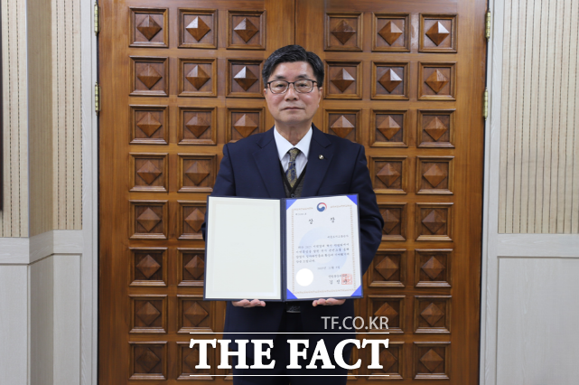 도순구 세종도시교통공사 사장이 2025 대한민국 일자리 어워드 시상식에서 산업통상자원부 장관상을 받고 기념 촬영을 하고 있다. /세종도시교통공사