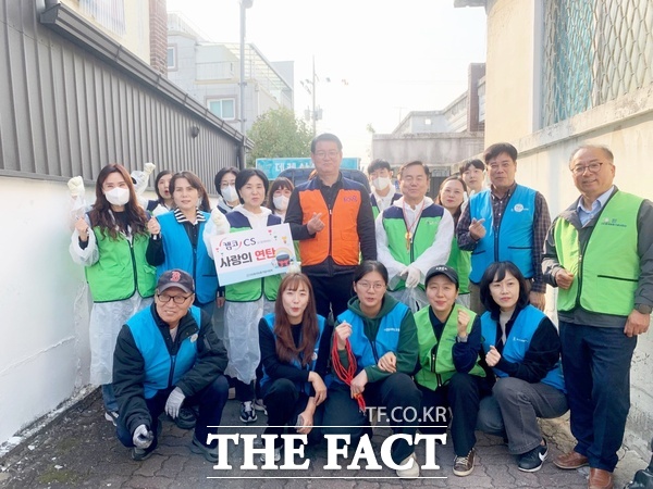 대전봉사체험교실이 국가보훈부 대전지방보훈청, 캠코CS 봉사자 20여 명과 함께 13일 참전유공자를 위한 사랑의 연탄 나눔 봉사활동을 펼쳤다. /대전봉사체험교실