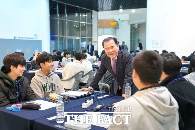 충남교육청과학교육원에서 열린 제2회 상상이룸 3차원(3D) 모형화(모각) 대회에 참석한 김지철 교육감이 학생들과 담소하고 있다. /충남도교육청