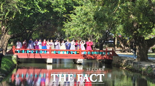 남원시 천거동 광한루원에서 한복을 입은 관광객들이 기념 촬영을 하고 있다. /남원시