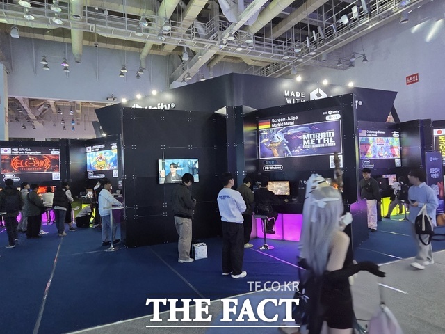 14일 부산 벡스코에서 개최된 지스타 2025 제2전시장에서 인디 게임을 체험하고 있는 관람객이 개발자와 대화하고 있다. /부산=우지수 기자