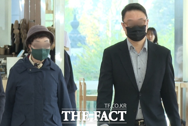 윤석열 전 대통령의 부인 김건희 여사의 모친 최은순 씨와 오빠 김진우 씨가 4일 오전 서울 종로구 KT광화문빌딩 웨스트에 마련된 김건희 여사의 의혹을 수사하는 민중기 특별검사 사무실에 피의자 신분으로 출석하고 있다. /서울 종로구=김기범 기자