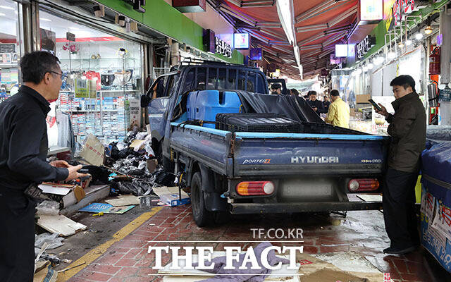 13일 오전 경기 부천시 오정구 제일시장에서 A 씨가 몰던 1톤 트럭이 시장 인도로 돌진하는 사고가 발생했다. /인천일보