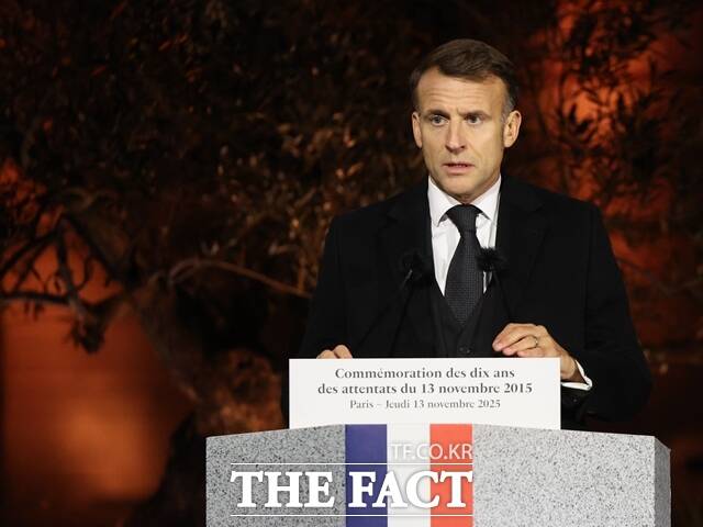 에마뉘엘 마크롱 프랑스 대통령은 이날 파리시청 생제르베 광장에 조성된 파리 테러 추모 정원에서 연설을 통해 함께 단결해 이 싸움을 치르는 우리는 힘을 통해 내일의 도전에 맞서고, 더욱 강해지며, 그들이 파괴하려 했던 것을 지킬 것이라고 말했다. /AP.뉴시스