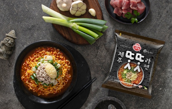 오뚜기는 제주도 라면 맛집인 금악 똣똣라면과 협업해 제주똣똣라면을 전국 출시했다. 이 제품은 제주산 흑돼지를 원료로 만들어 진한 국물이 특징이다. /오뚜기