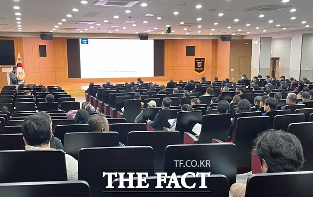 전남 나주시가 2026년 외국인 계절근로자 고용농가 교육을 실시하고 있다. /나주시