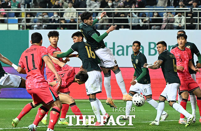 대한민국과 볼리비아의 평가전이 13일 오후 대전 유성구 대전월드컵경기장에서 열린 가운데 이재성이 헤더를 시도하고 있다. /대전월드컵경기장=박헌우 기자