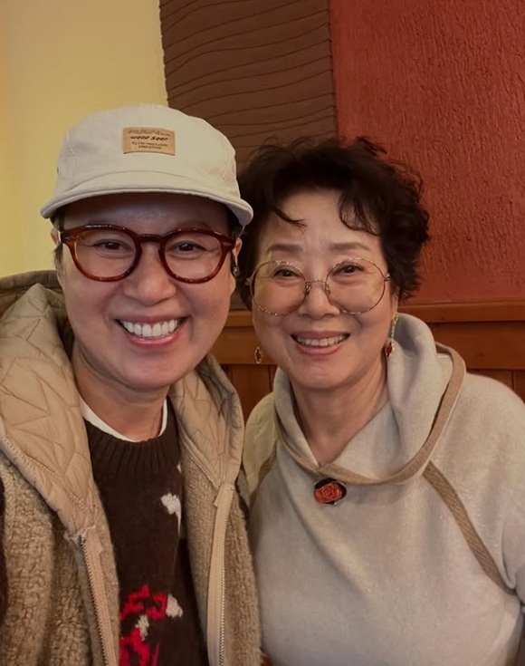 유방암을 앓고 있는 코미디언 박미선(왼쪽)이 배우 선우용여와 함께 찍은 사진을 14일 자신의 소셜 미디어에 올렸다. /인스타그램 캡처