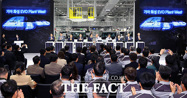 김민석 국무총리(왼쪽에서 다섯번째)와 정의선 현대차그룹 회장(왼쪽에서 여섯번째)을 비롯한 내빈들이 14일 경기도 화성시 우정읍 기아오토랜드 화성에서 열린 기아 화성 EVO 플랜트 East 준공식 & West 기공식에서 기공식 세리머니를 하고 있다. /청사사진기자단