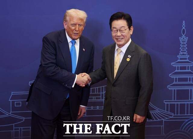 이재명 대통령은 14일 의미 있는 협상 결과를 도출하는 데 있어 다른 무엇보다 트럼프 대통령의 합리적 결단이 큰 역할을 했다며 트럼프 대통령의 용단에 감사와 존경의 말씀을 전한다고 밝혔다. 사진은 지난달 29일 경주 아시아태평양경제협력체(APEC) 정상회의 주간 만난 이 대통령과 트럼프 대통령. /뉴시스