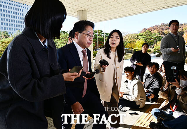 ‘대장동 항소 포기’ 논란으로 사의를 표명한 노만석 검찰총장 권한대행이 14일 오전 서울 서초구 대검찰청으로 출근하고 있다. /배정한 기자