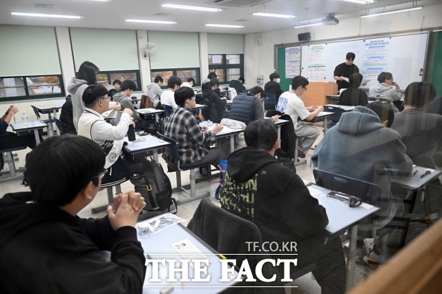 2026학년도 대학수학능력시험(수능)이 치러진 13일 오전 서울 종로구 경복고등학교에 마련된 고사장에서 수험생들이 시험을 준비하고 있다. /사진공동취재단