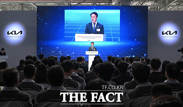 김민석 국무총리가 기아 화성 EVO 플랜트 East준공식 및 West기공식에서 축사를 하고 있다. /청사사진기자단