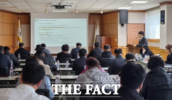 경기 가평군이 5년 만에 추진하는 농어촌버스 노선 개편을 앞두고 마지막으로 지난 11일 설악면 주민설명회를 진행하고 있다. /가평군