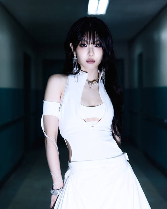 가수 이서연(Y:SY)이 17일 오후 6시 각종 음악 사이트를 통해 솔로 데뷔 싱글 NAKED를 발매한다./하이어뮤직 레코즈