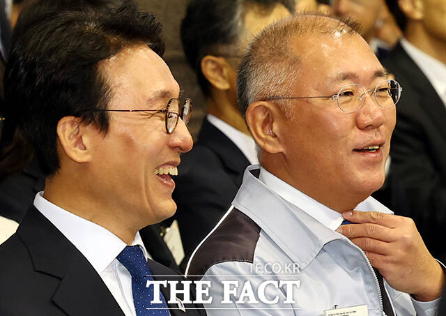 김민석 국무총리(왼쪽)와 정의선 현대차그룹 회장이 기아 화성 EVO 플랜트 East 준공식 & West 기공식에서 웃으며 이야기를 나누고 있다. /청사사진기자단