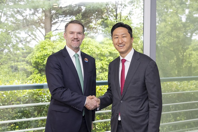 HD현대는 글로벌 1위 조선사로서 한미 조선협력 프로젝트 마스가의 성공적인 추진을 위해 적극 노력할 것이라고 밝혔다. 정기선 HD현대 회장이 지난 5월 미국무역대표부(USTR) 제이미슨 그리어(Jamieson Greer) 대표와 만나 한·미간 조선산업 협력방안을 논의한 모습. /HD현대