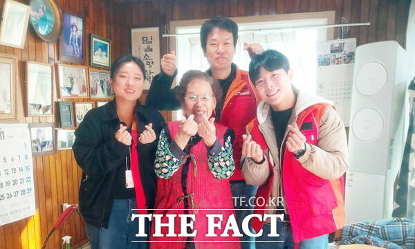 대전시노인복지관이 SK이노베이션과 함께 지난 7일과 14일 2025년 SK이노베이션 행복 나눔 사랑 잇기 결연사업 일환으로 독거노인 100가구를 방문해 난방용품·식료품 등으로 구성된 겨울나기 꾸러미를 직접 전달하는 겨울나기 자원봉사 활동을 펼쳤다. /대전시사회서비스원