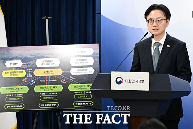 김정관 산업통상부 장관이 14일 오후 서울 종로구 정부서울청사에서 한미 관세협상 팩트시트 및 MOU 관련 브리핑을 하고 있다. /남용희 기자