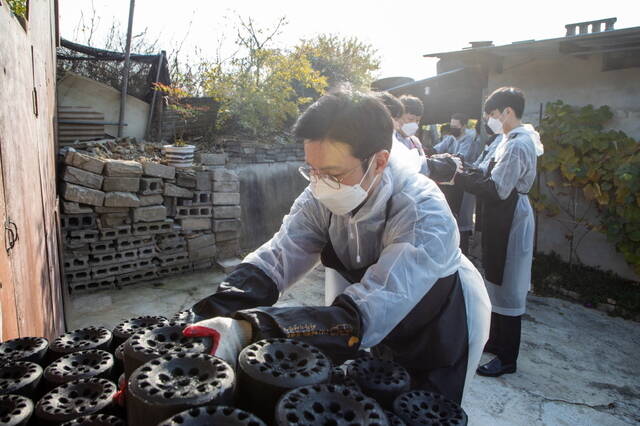 한국가스공사 직원이 지난 13일 대구 동구 방촌동 일대에서 노사 합동 사랑의 연탄 나눔 봉사활동을 하며 연탄을 나르고 있다. /한국가스공사